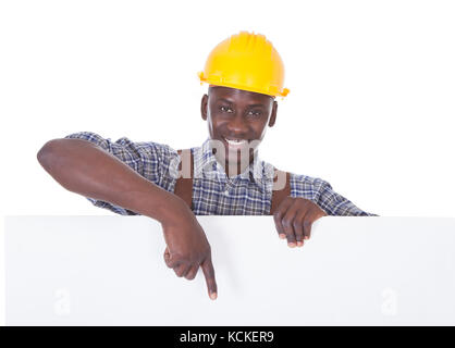 Junge Handwerker Holding leere Bill Board Over White Background Stockfoto