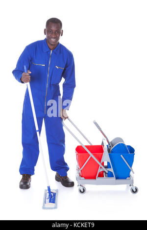 Porträt von glücklich Reiniger Reinigung mit Mop Over White Background Stockfoto