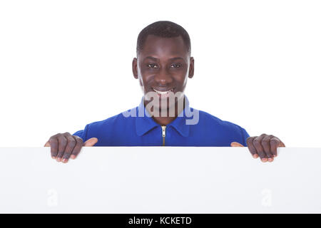 Arbeiter stehen Holding Billboard Over White Background Stockfoto