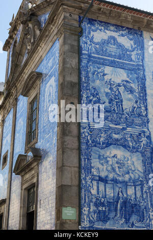 Capela das Almas dekoriert mit Azulejo Kacheln - Capela de Santa Catarina in Porto, Portugal Stockfoto