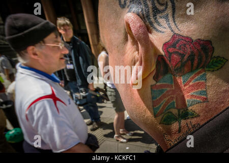 English Defence League (EDL) Anhänger außerhalb von Old Bailey Gericht in London, UK. Stockfoto