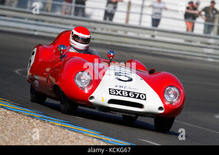 LE MANS, Frankreich, 9. Juli 2016: Alte Rennwagen in Indianapolis biegen bei der Le Mans Classic auf der Strecke der 24 Stunden. Keine andere Veranstaltung in der Welt Stockfoto