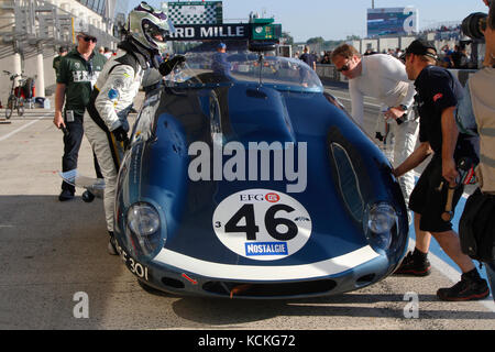 LE MANS, Frankreich, 9. Juli 2016: einem alten Jaguar stoppt bei der Le Mans Classic auf der Strecke der 24 Stunden. Keine andere Veranstaltung der Welt versammelt, damit ma Stockfoto