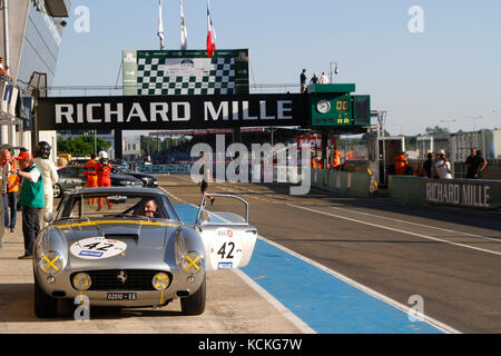 LE MANS, Frankreich, 9. Juli 2016: Ferrari 250 GT in der Boxengasse beim Le Mans Classic auf der Strecke der 24 Stunden. Keine andere Veranstaltung der Welt montiert Stockfoto