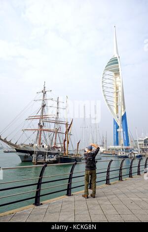 Tall Ship günstig bei Gunwharf Quays Portsmouth Hampshire UK Stockfoto