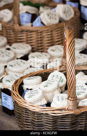 Hausgemachte Marmeladen, Chutneys und Konfitüren auf einem Farmers Market Stall für Verkauf im Herbst zeigen, Malvern, Worcestershire, Großbritannien Stockfoto