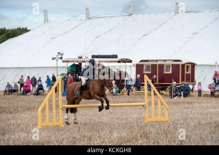 Pony Club Reitturnier am Fairford, Faringdon, Filkins und Burford Pflügen Gesellschaft zeigen. Lechlade an der Themse, Gloucestershire, VEREINIGTES KÖNIGREICH Stockfoto