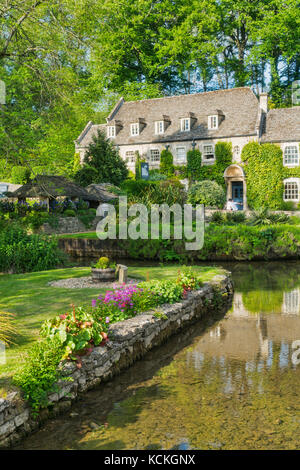 Fluss Coln, Trout Farm, und Swan Hotel, Bibery, in der Nähe von Arlington Row, Cotswolds, England, UK; Stockfoto