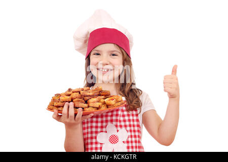 Gerne kleine Mädchen Kochen mit Bruschetta und Daumen hoch Stockfoto