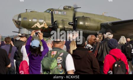 B-17 Flying Fortress Sally B Rollen letzten Zuschauer an der 2017 die Schlacht um England Air Show Stockfoto