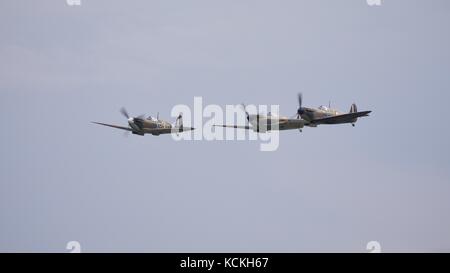 Drei Supermarine Spitfires im Formationsflug Stockfoto