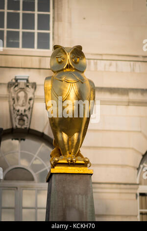 Goldene Eule außerhalb von Leeds Civic Hall, West Yorkshire, England. Stockfoto