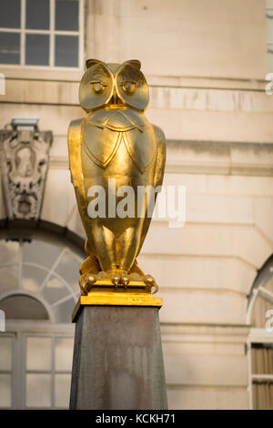 Goldene Eule außerhalb von Leeds Civic Hall, West Yorkshire, England. Stockfoto