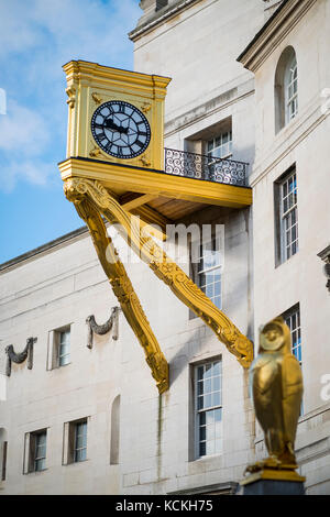 Goldene Eule und Uhr außerhalb von Leeds Civic Hall, West Yorkshire, England. Stockfoto