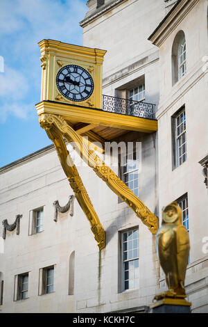 Goldene Eule und Uhr außerhalb von Leeds Civic Hall, West Yorkshire, England. Stockfoto