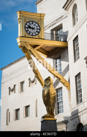 Vergoldete Eulen und Uhr außerhalb von Leeds Civic Hall, West Yorkshire, England. Stockfoto