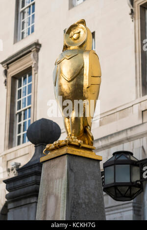 Vergoldete Eulen und Uhr außerhalb von Leeds Civic Hall, West Yorkshire, England. Stockfoto
