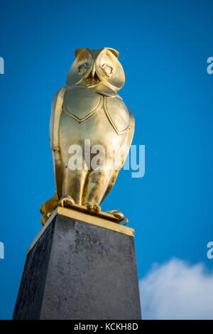 Vergoldete Eulen und Uhr außerhalb von Leeds Civic Hall, West Yorkshire, England. Stockfoto