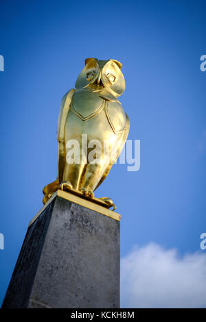 Goldene Eule außerhalb von Leeds Civic Hall, West Yorkshire, England. Stockfoto