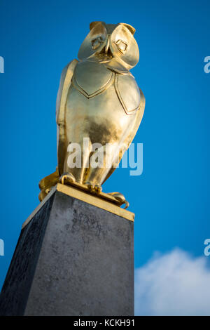 Goldene Eule außerhalb von Leeds Civic Hall, West Yorkshire, England. Stockfoto
