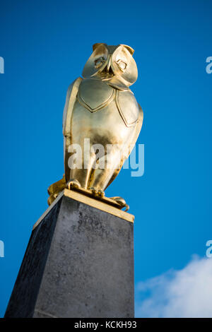 Goldene Eule außerhalb von Leeds Civic Hall, West Yorkshire, England. Stockfoto