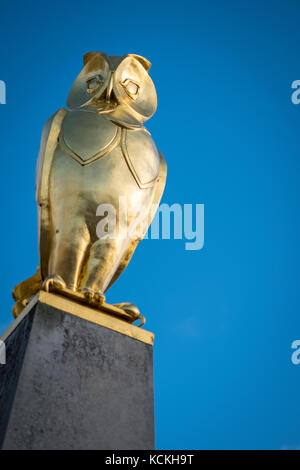 Goldene Eule außerhalb von Leeds Civic Hall, West Yorkshire, England. Stockfoto