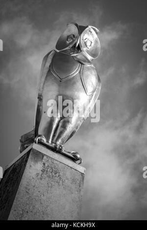 Goldene Eule außerhalb von Leeds Civic Hall, West Yorkshire, England. Stockfoto