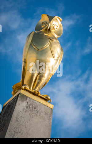 Goldene Eule außerhalb von Leeds Civic Hall, West Yorkshire, England. Stockfoto