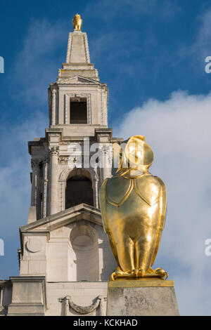 Goldene Eule außerhalb von Leeds Civic Hall, West Yorkshire, England. Stockfoto