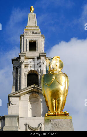 Goldene Eule außerhalb von Leeds Civic Hall, West Yorkshire, England. Stockfoto