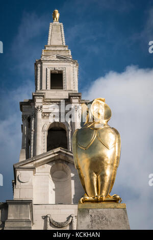 Goldene Eule außerhalb von Leeds Civic Hall, West Yorkshire, England. Stockfoto