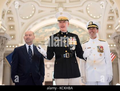 Joseph Dunford (Mitte) und John Richardson (rechts), Chief of Naval Operations, nehmen an der Ruhestandszeremonie für Frank Pandolfe, den Joint Chiefs of Staff Chairman der USA, Teil, an der U.S. Naval Academy am 1. September 2017 in Annapolis, Maryland. (Foto: PO1 Dominique A. Pineiro Via Planetpix) Stockfoto