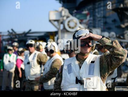 Joseph Votel beobachtet die Flugoperationen während seines Besuchs an Bord des Flugzeugträgers USS Nimitz der Nimitz-Klasse der US Navy am 24. August 2017 im Arabischen Golf. (Foto von Leon Wong via Planetpix) Stockfoto