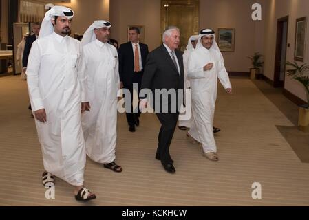 US-Außenminister Rex Tillerson (links) trifft sich am 13. Juli 2017 im Sea Palace in Doha, Katar, mit Emir Scheich Tamim bin Hamad Al Thani. (Foto vom Außenministerium, Foto über Planetpix) Stockfoto