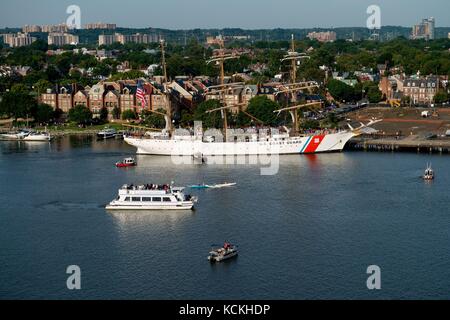 Das große Segelschiff USCGC Eagle der U.S. Coast Guard Gorch Fock-Klasse legt während der Schlacht von Guadalcanal im Zweiten Weltkrieg am 75 4. September 2017 in Alexandria, Virginia, im Hafen an. (Foto von PO1 Andrew Kendrick via Planetpix) Stockfoto