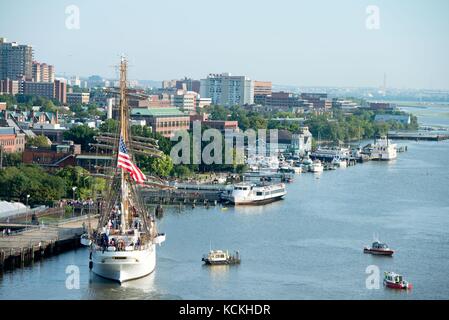 Das große Segelschiff USCGC Eagle der U.S. Coast Guard Gorch Fock-Klasse legt während der Schlacht von Guadalcanal im Zweiten Weltkrieg am 75 4. September 2017 in Alexandria, Virginia, im Hafen an. (Foto von PO1 Andrew Kendrick via Planetpix) Stockfoto