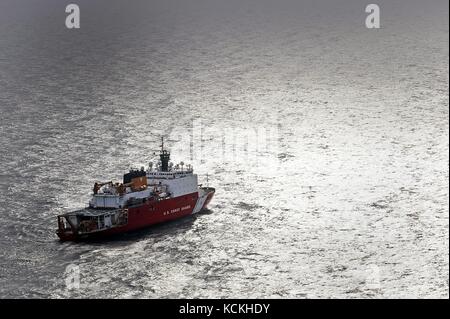 Der Eisbrecher USCGC Healy der US-Küstenwache USCGC, der Eisbrecher der Polar-Klasse, wird am 28. Juli 2017 in der Arktis in der Chukchi-See gedampft. (Foto von PO2 Meredith Manning via Planetpix) Stockfoto