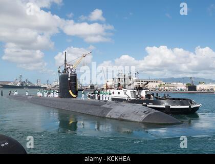 Das U-Boot der Los Angeles-Klasse der US Navy kehrt am 8. September 2017 in Pearl Harbor, Hawaii, zur Joint Base Pearl Harbor-Hickam zurück. (Foto: MCS2 Shaun Griffin Via Planetpix) Stockfoto