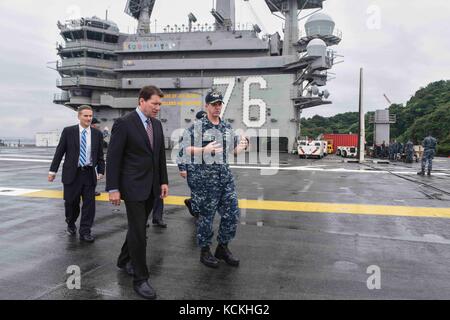 Buzz Donnelly (rechts) führt den US-amerikanischen Botschafter in Japan William Hagerty am 6. September 2017 in Yokosuka, Japan, durch den US-Navy-Flugzeugträger USS Ronald Reagan. (Foto: MCS3 MacAdam Weissman via Planetpix) Stockfoto