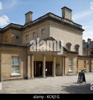 Eingang zur georgischen Assembly Rooms in Bennett Street, Bath, Großbritannien Stockfoto