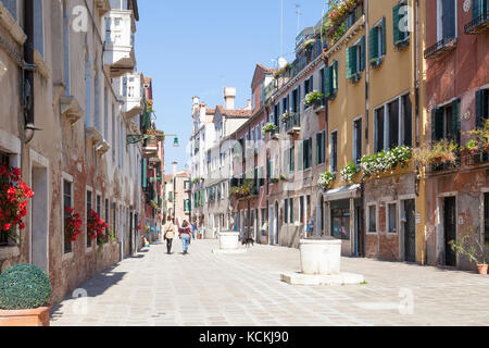 San Marco, Venedig, Venetien, Italien. Ruga Do Pozzi, einem malerischen Platz oder campiello mit alten Brunnen, nach dem es benannt ist und im Sommer Blumen Stockfoto
