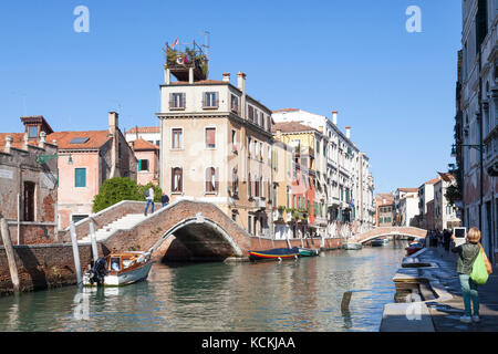 Rio dei Carmini und Fondamenta Briati, Dorsoduro Venedig, VenetoItaly im Abendlicht mit einem Touristen es Fotografieren auf einem Tablet-PC in der Ecke in Stockfoto