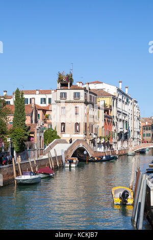 Rio dei Carmini und Fondamenta Briati, Dorsoduro Venedig, Venetien, Italien mit einer Gondel rudern durch Unter der Brücke im Abendlicht Stockfoto