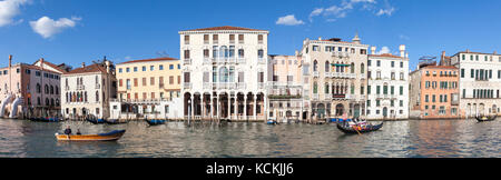 Cannaregio Grand Canal geheftete Panorama bei Sonnenuntergang, Venedig, Venetien, Italien mit alten Palazzi, einem kleinen Boot und Gondeln. Reflexionen über die ... Stockfoto