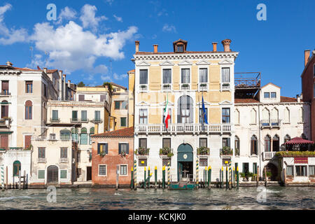 Canal Grande, Venedig, Venetien, Italien. Sonnenuntergang über Paläste in Cannaregio mit Palazzo Civran, der Guardia di Finanza und der Al Ponte Antico Ho Stockfoto