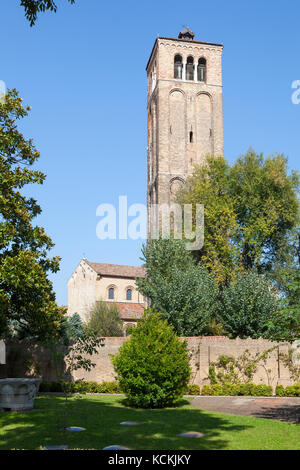 Campanile von Chiesa dei Santi Maria e Donata, Murano, Venedig, Italien, aus dem grünen Garten der Glas Museum gesehen Stockfoto