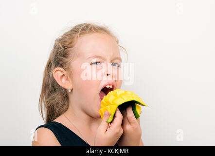 Jugendlicher Mädchen auf weißem Hintergrund mit Früchten Stockfoto