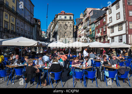 Restaurants und monumentale Brunnen (Fonte da Ribeira) mit einer St. Johannes der Täufer Statue auf Ribeira Platz in Porto Stadt, Portugal Stockfoto