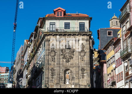 Monumentalbrunnen (Fonte da Ribeira) mit einem Johannes der Täufer-Statue am Ribeira Platz Stadt Porto, die zweitgrößte Stadt in Portugal Stockfoto