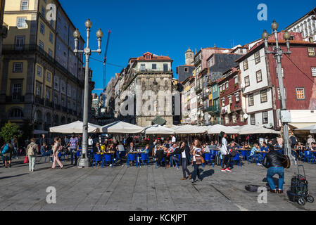 Restaurants und monumentale Brunnen (Fonte da Ribeira) mit einer St. Johannes der Täufer Statue auf Ribeira Platz in Porto Stadt, Portugal Stockfoto